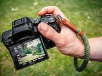 Nahaufnahme einer Hand mit Digitalkamera, Display zeigt das Motiv – Fotoschulung für Senioren bei M. Schüller in Frankfurt