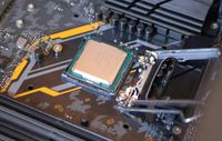 Nahaufnahme eines Prozessors auf einem Motherboard-Ausschnitt – Hardware- und PC-Schulung bei M. Schüller Computer Frankfurt