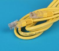 Gelbes LAN-Netzwerkkabel zusammengebunden mit RJ45-Steckern – Internet-Service für Senioren M. Schüller in Frankfurt